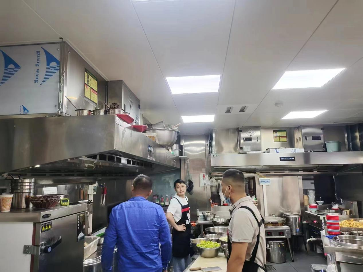 石佛办事处城市管理与执法服务科开展餐饮油烟专项整治行动