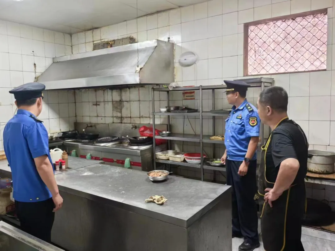 孝里执法中队持续开展餐饮油烟整治行动