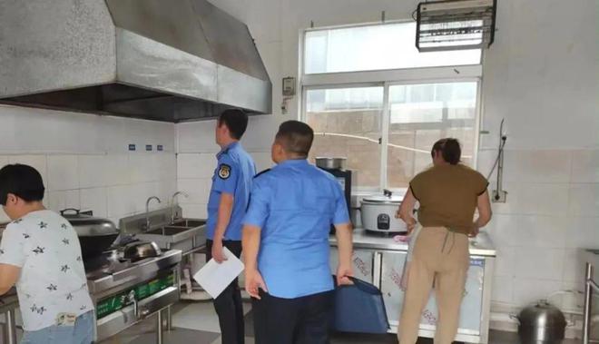 振兴中队强化辖区餐饮油烟治理力度